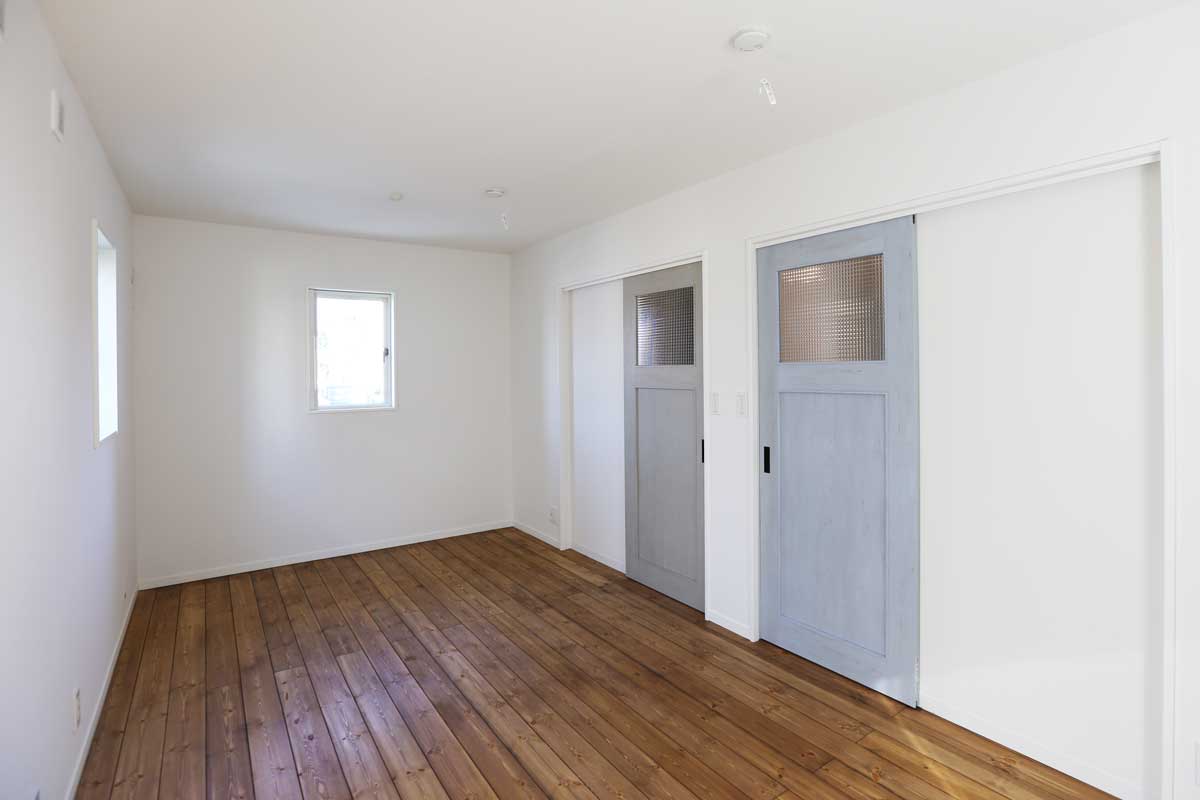 無垢バルコニーが美しい白いナチュラルモダン住宅