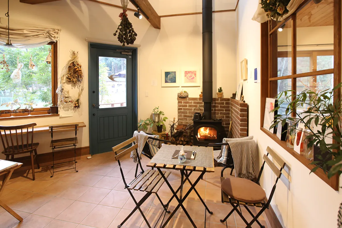 プライベートなカフェ＆アトリエのあるナチュラルモダンの無垢の家