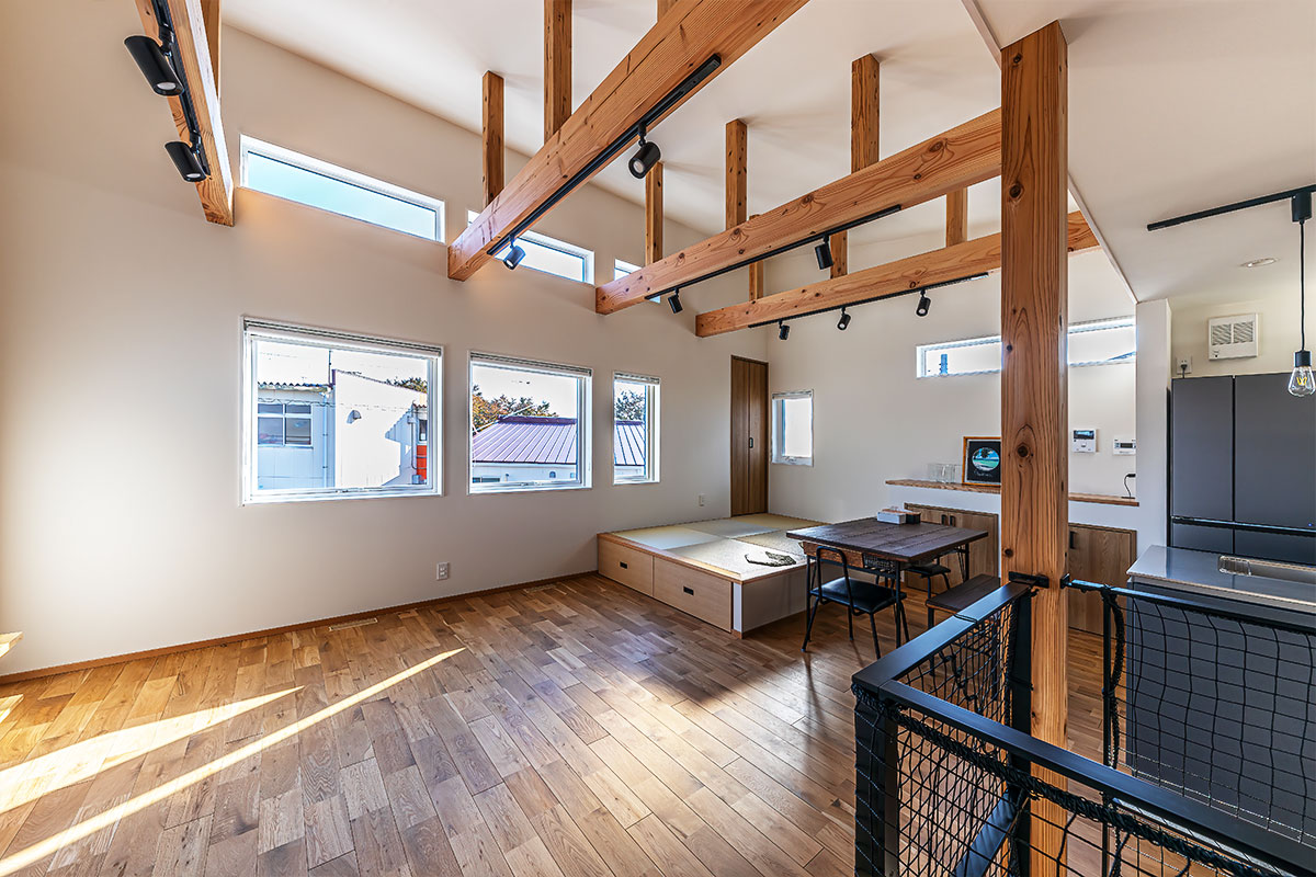 書斎や土間スペースなど多様性のある住空間の家