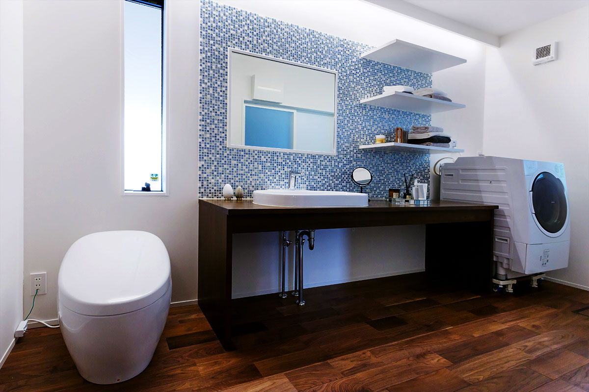 開放的なリビングで優雅に寛ぐラグジュアリーモダンな無垢の家