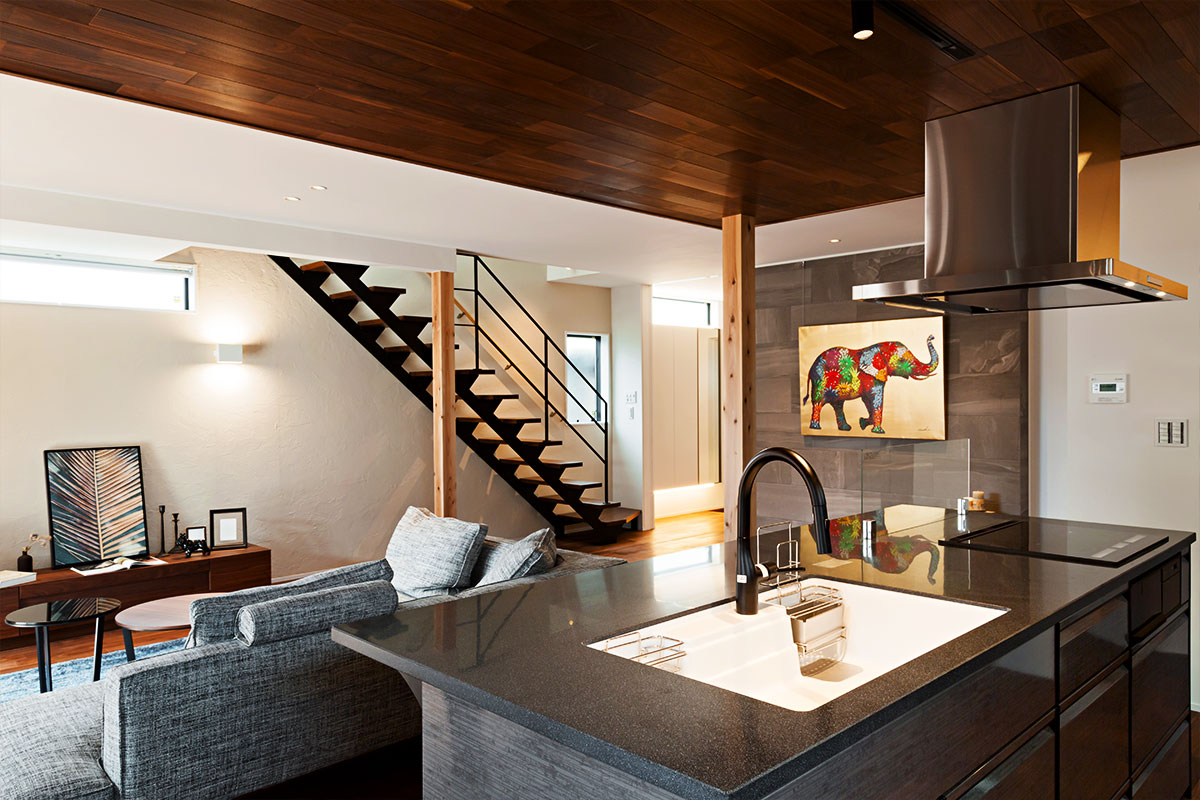 開放的なリビングで優雅に寛ぐラグジュアリーモダンな無垢の家