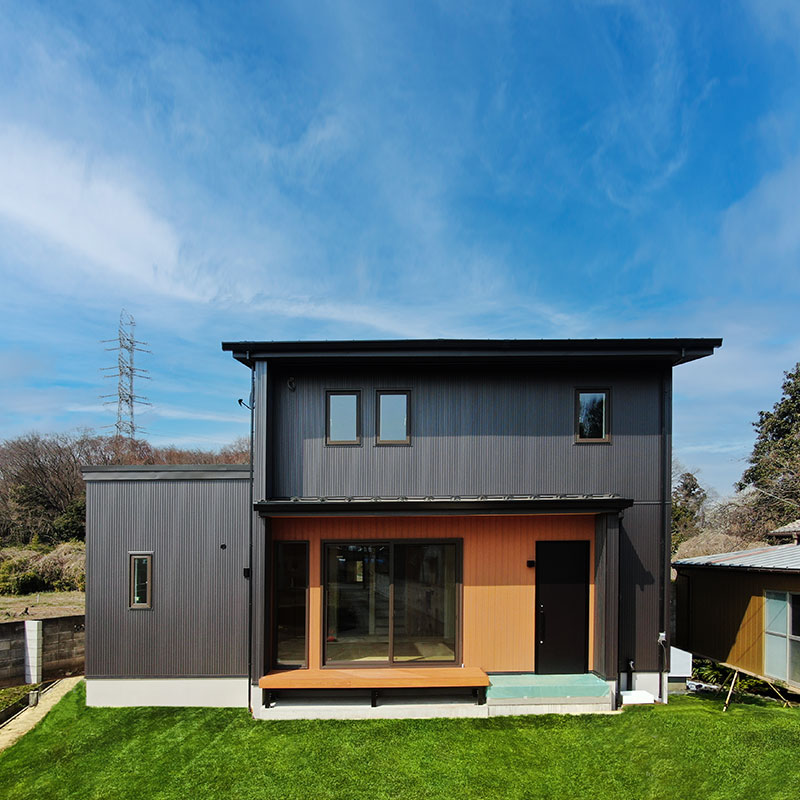 二世帯で暮らす木の質感を大切にした、ウッドデッキのある無垢の家