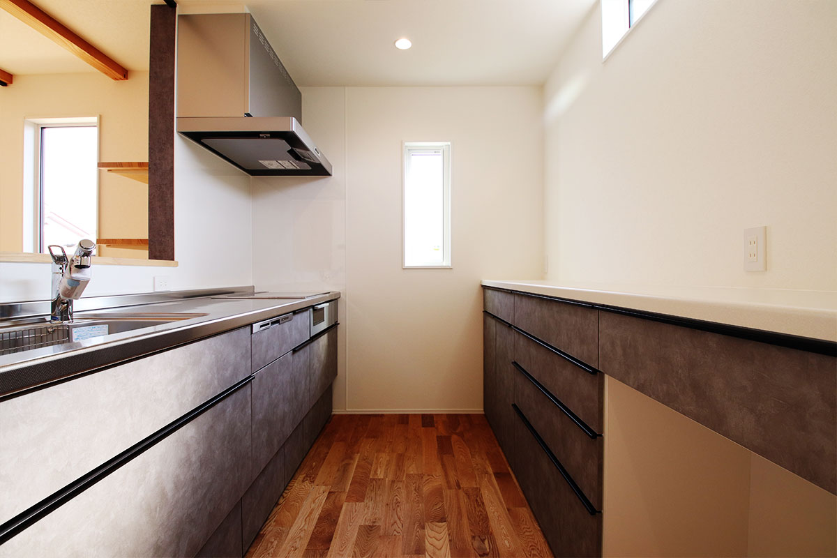 二世帯で暮らす木の質感を大切にした、ウッドデッキのある無垢の家