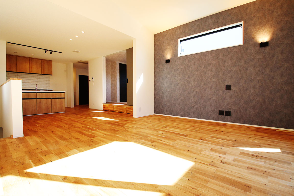 店舗と居住空間をつなげた勾配天井で2階リビングのある開放的な無垢の家