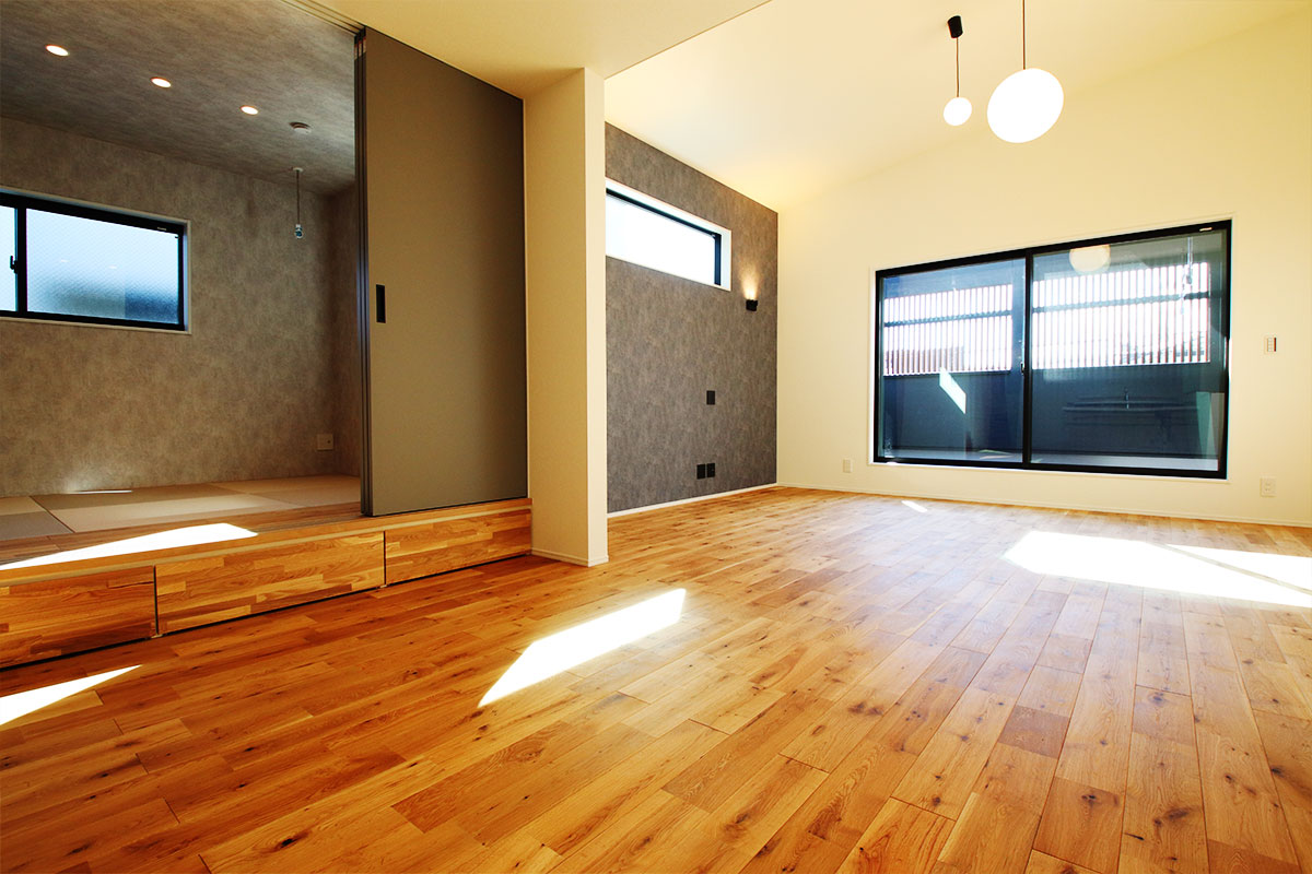 店舗と居住空間をつなげた勾配天井で2階リビングのある開放的な無垢の家