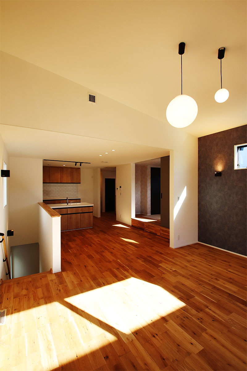 店舗と居住空間をつなげた勾配天井で2階リビングのある開放的な無垢の家