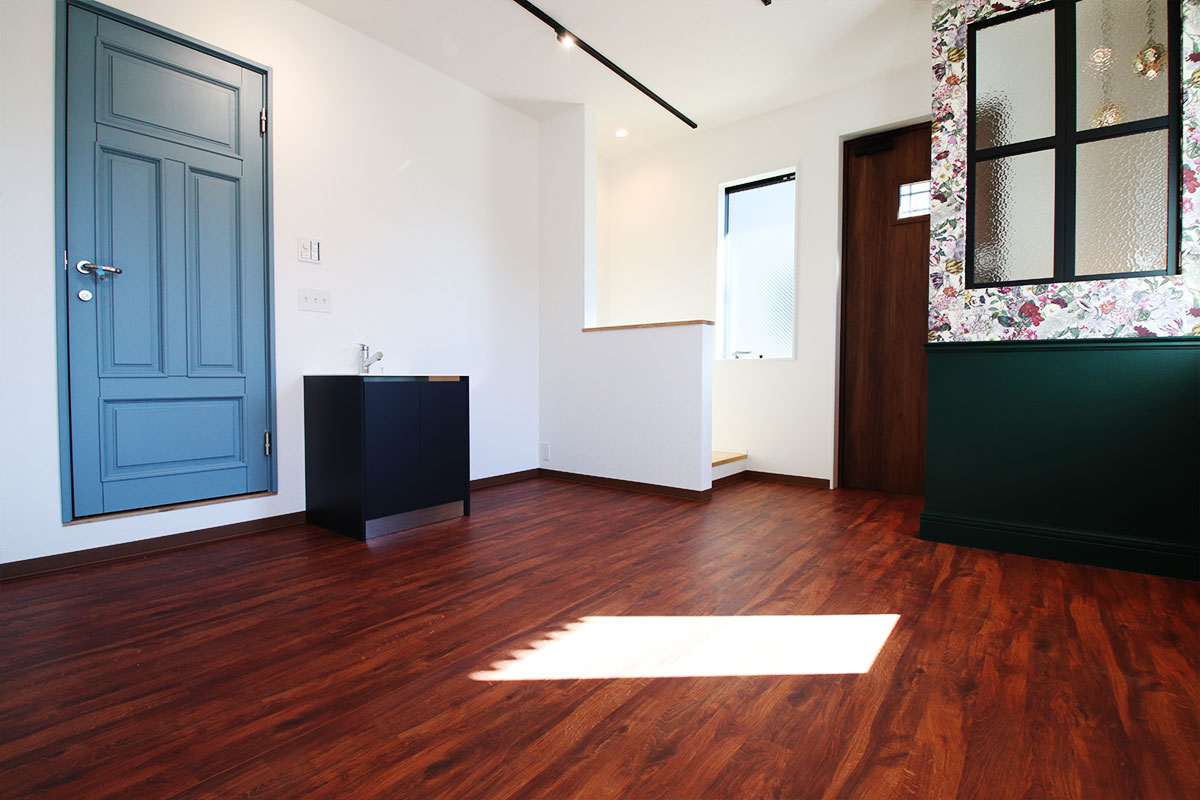 店舗と居住空間をつなげた勾配天井で2階リビングのある開放的な無垢の家