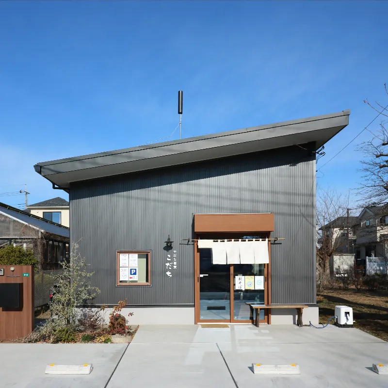 大きな窓から季節の花を楽しめるおしゃれな蕎麦屋