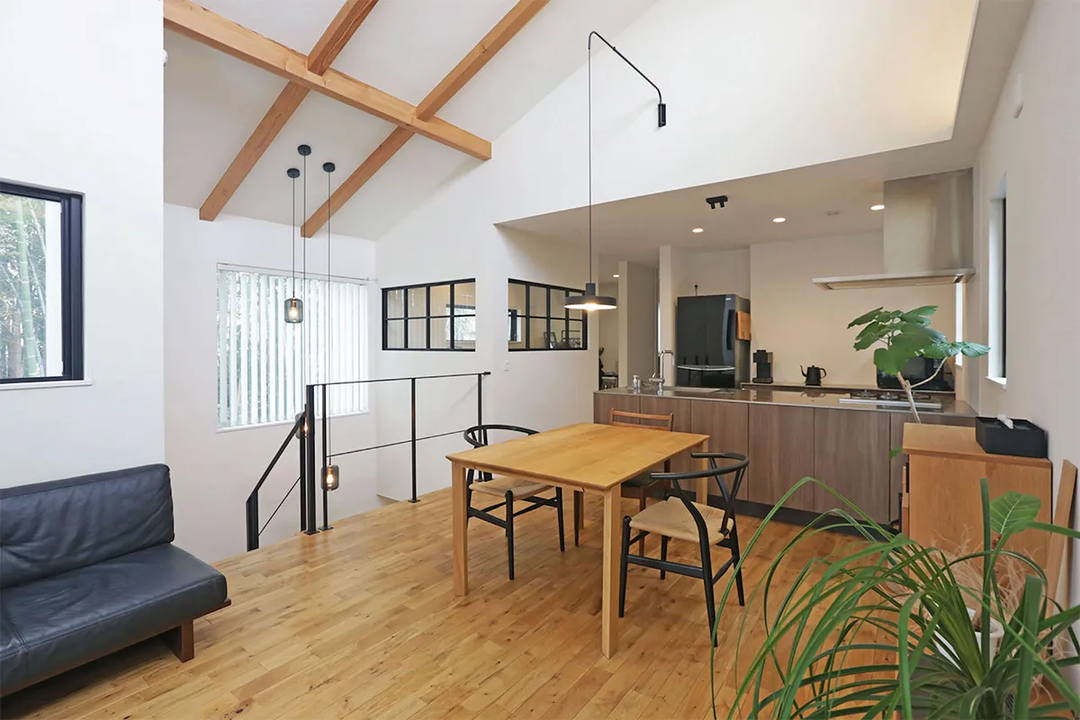 広々6帖の快適なホームオフィスがあるナチュラルモダンな無垢の家