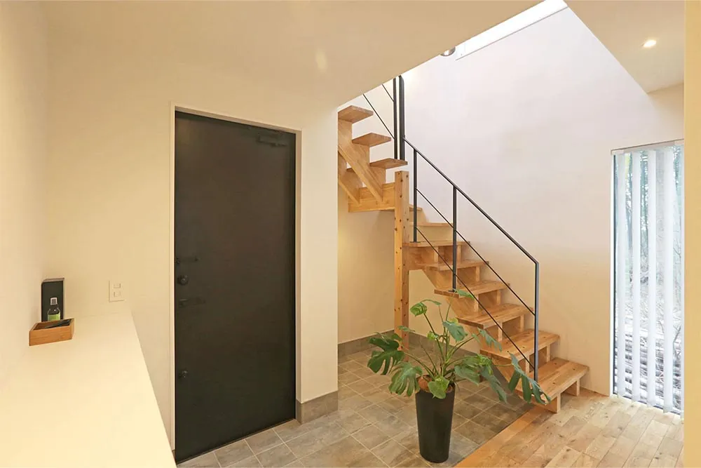 広々6帖の快適なホームオフィスがあるナチュラルモダンな無垢の家