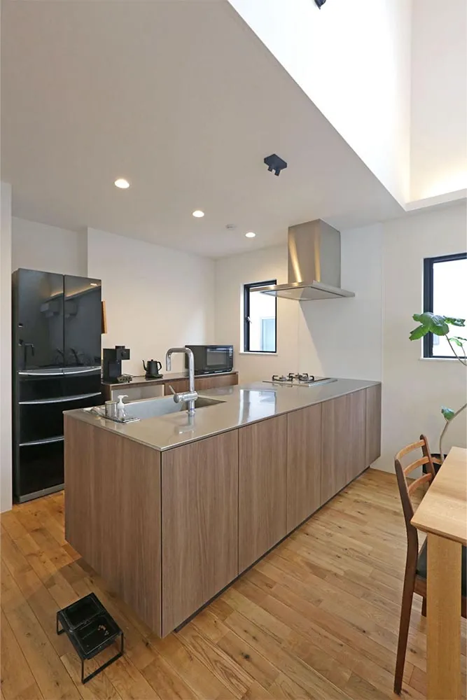 広々6帖の快適なホームオフィスがあるナチュラルモダンな無垢の家