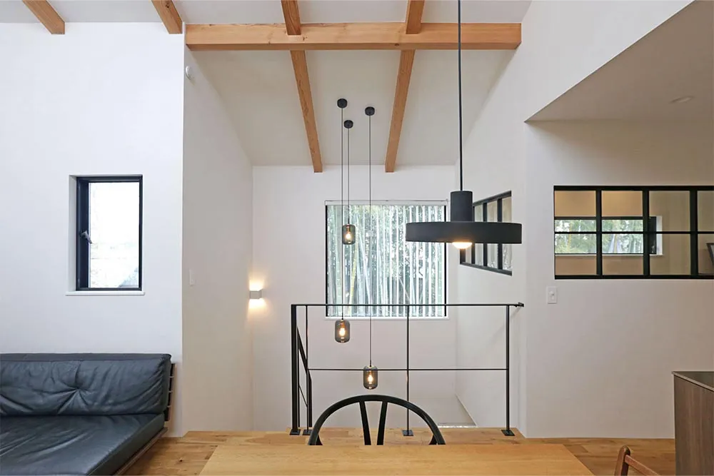 広々6帖の快適なホームオフィスがあるナチュラルモダンな無垢の家