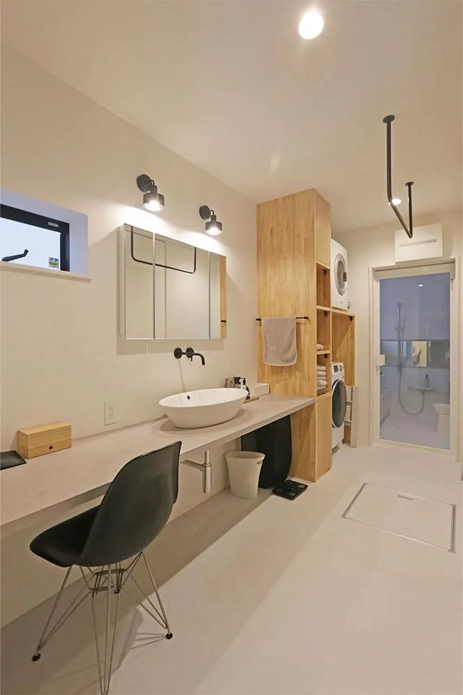 広々6帖の快適なホームオフィスがあるナチュラルモダンな無垢の家