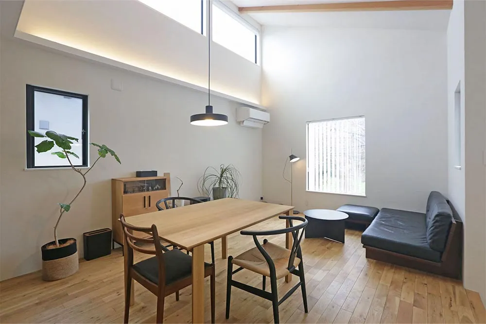 広々6帖の快適なホームオフィスがあるナチュラルモダンな無垢の家