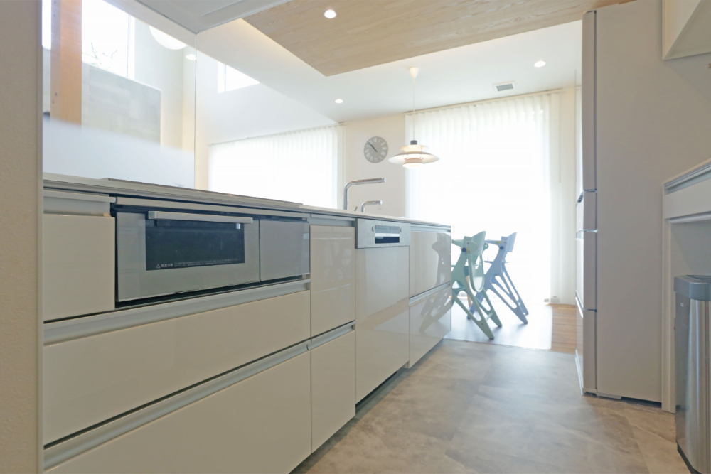 ビルトインガレージのあるホテルライクの無垢の家