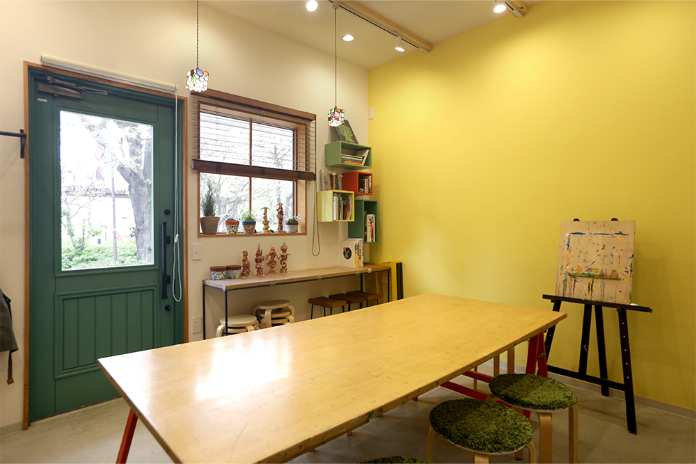 芸術家夫婦が住まう2階リビングの都心3階建て店舗併用住宅