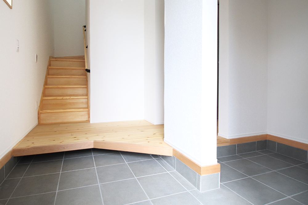 木造スケルトン階段であがれるロフトのある家