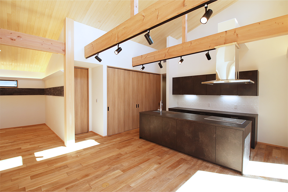 木の温かみあふれるスタイリッシュな平屋住宅