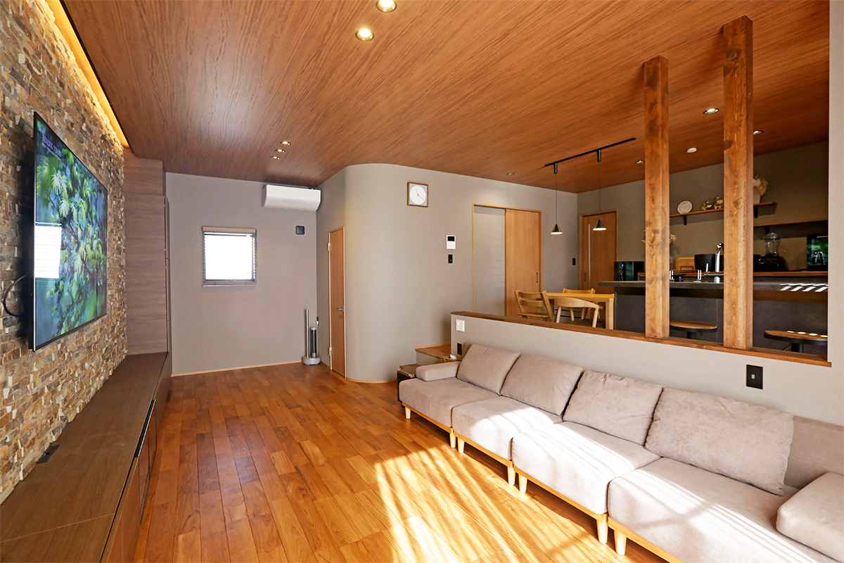 リビングで映画を楽しむ自然素材の家