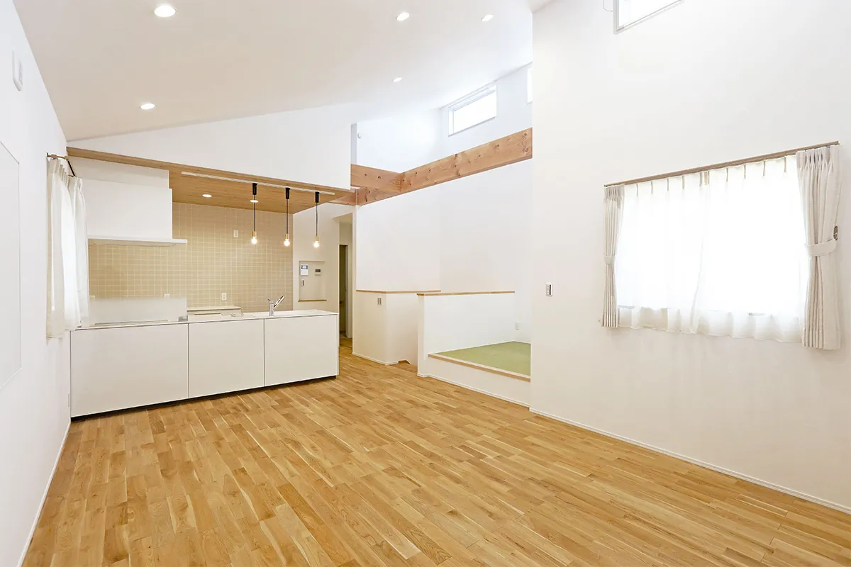 小上がりでくつろぐ2階リビングの家