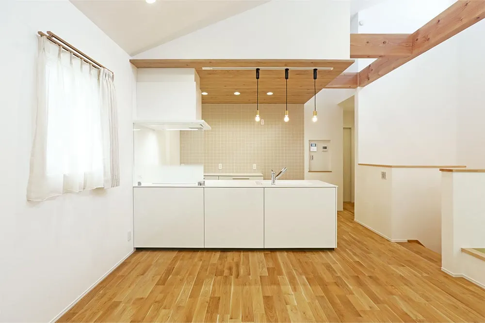 小上がりでくつろぐ2階リビングの家