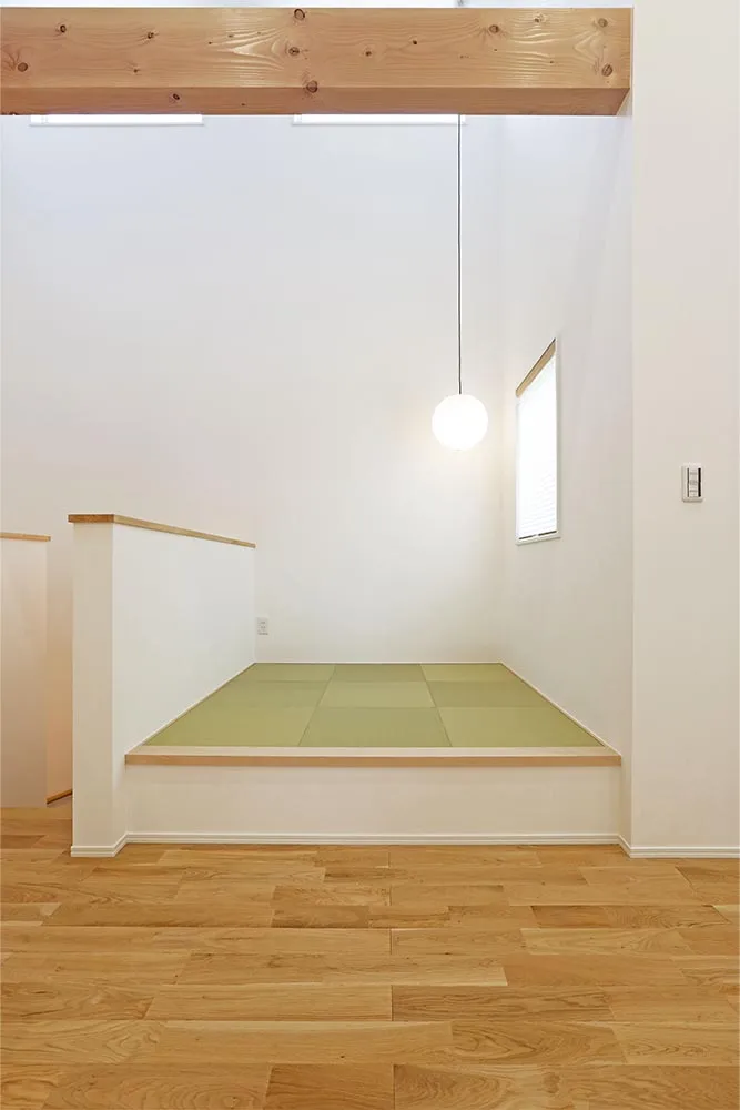 小上がりでくつろぐ2階リビングの家