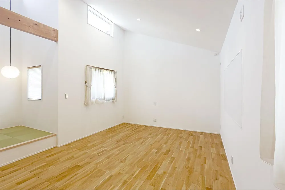 小上がりでくつろぐ2階リビングの家