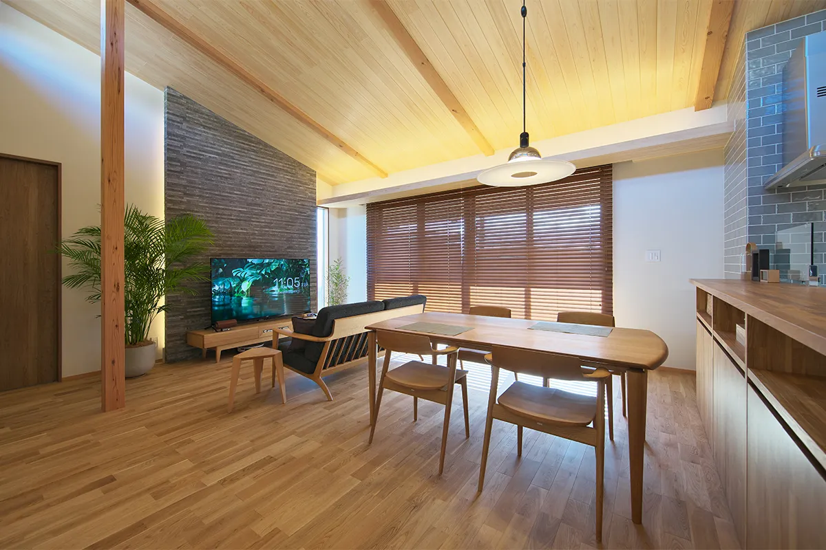 視線が抜ける開放感と四季の移ろいを愉しむ平屋住宅