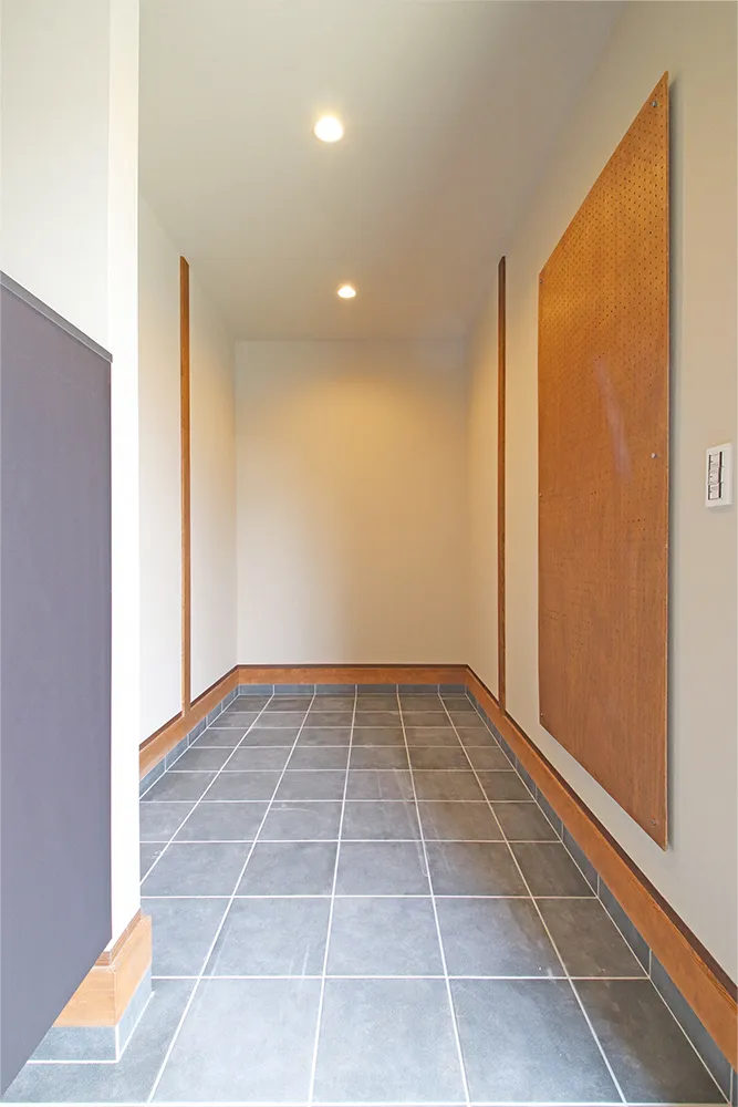 クールなデザインに木の温もりが調和した家