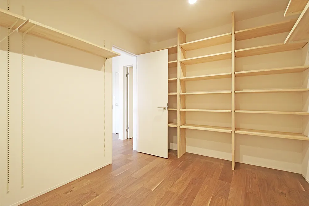 クールなデザインに木の温もりが調和した家