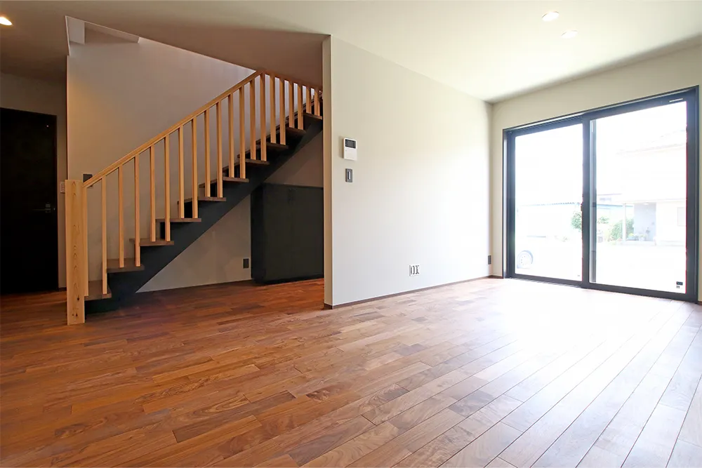 クールなデザインに木の温もりが調和した家