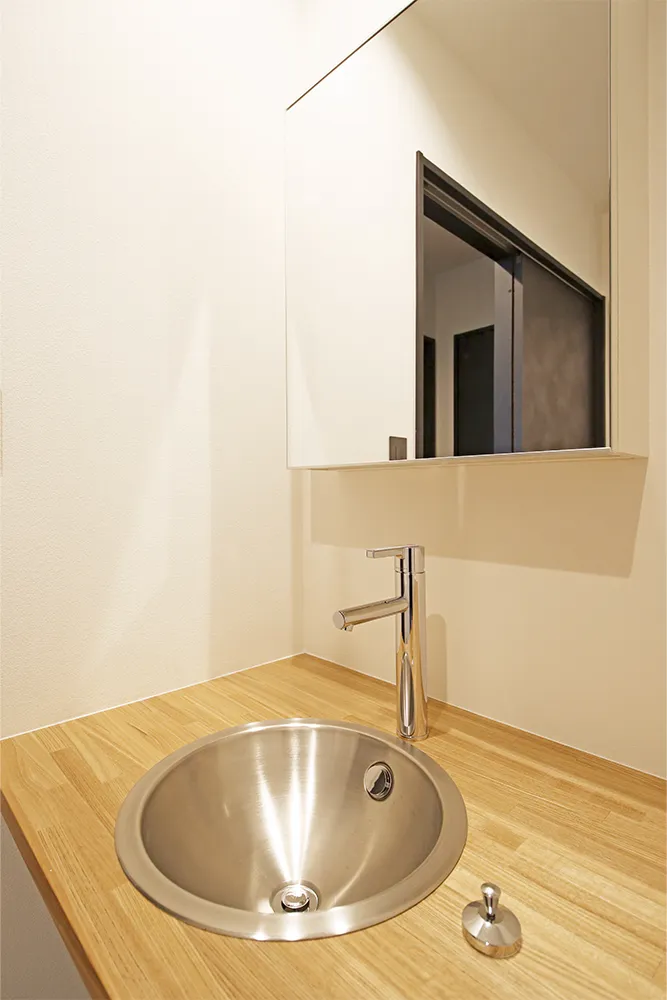 クールなデザインに木の温もりが調和した家