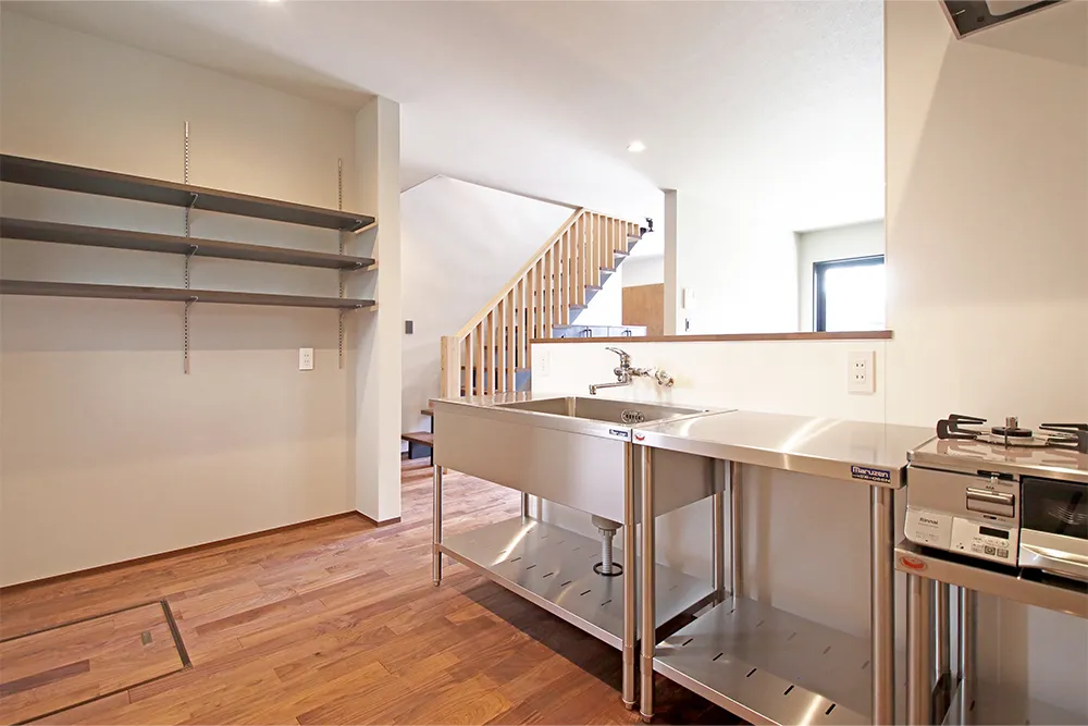 クールなデザインに木の温もりが調和した家