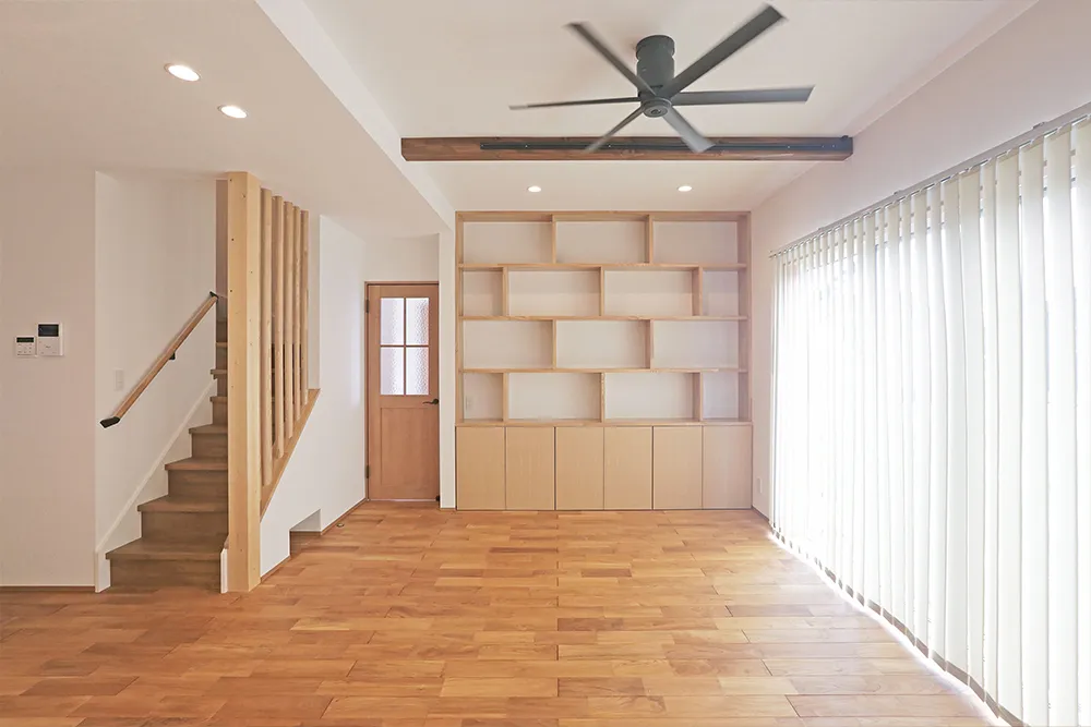 木目と造作にこだわった三角屋根の家