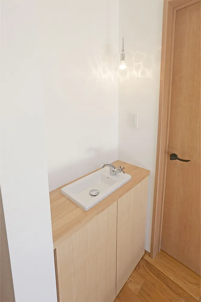 木目と造作にこだわった三角屋根の家