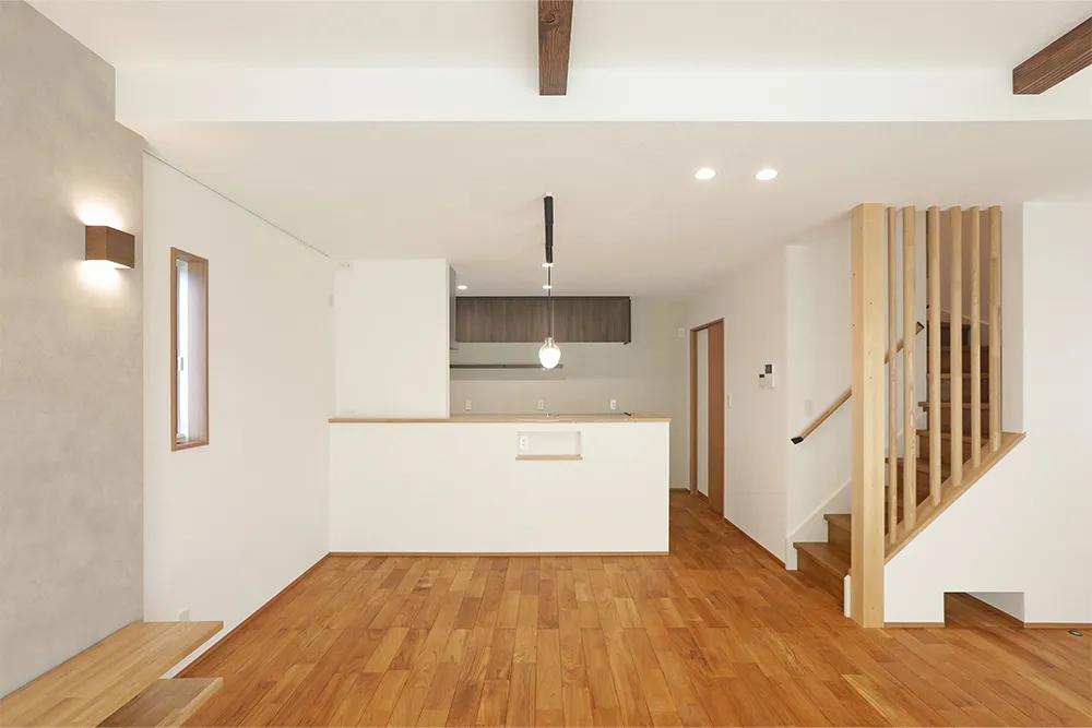 木目と造作にこだわった三角屋根の家