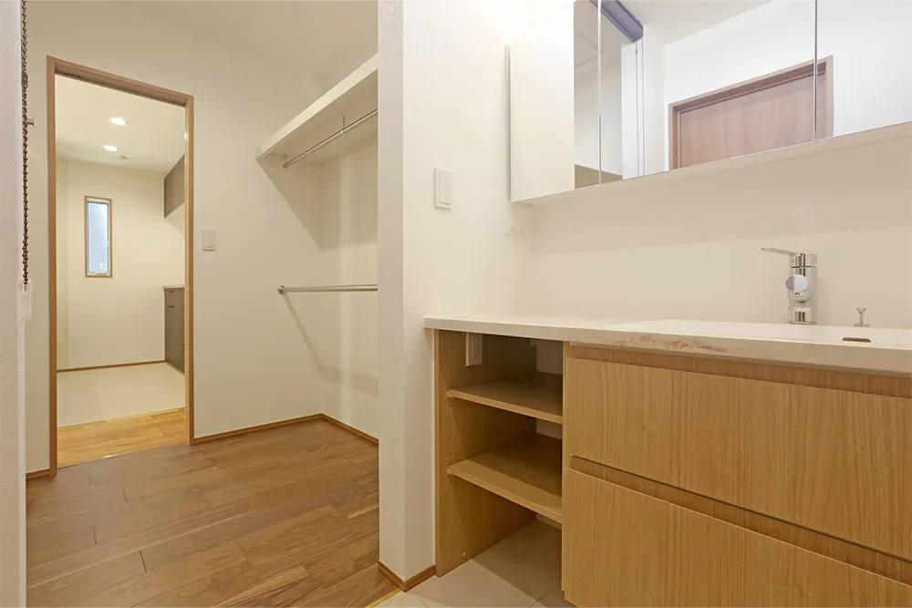 木目と造作にこだわった三角屋根の家