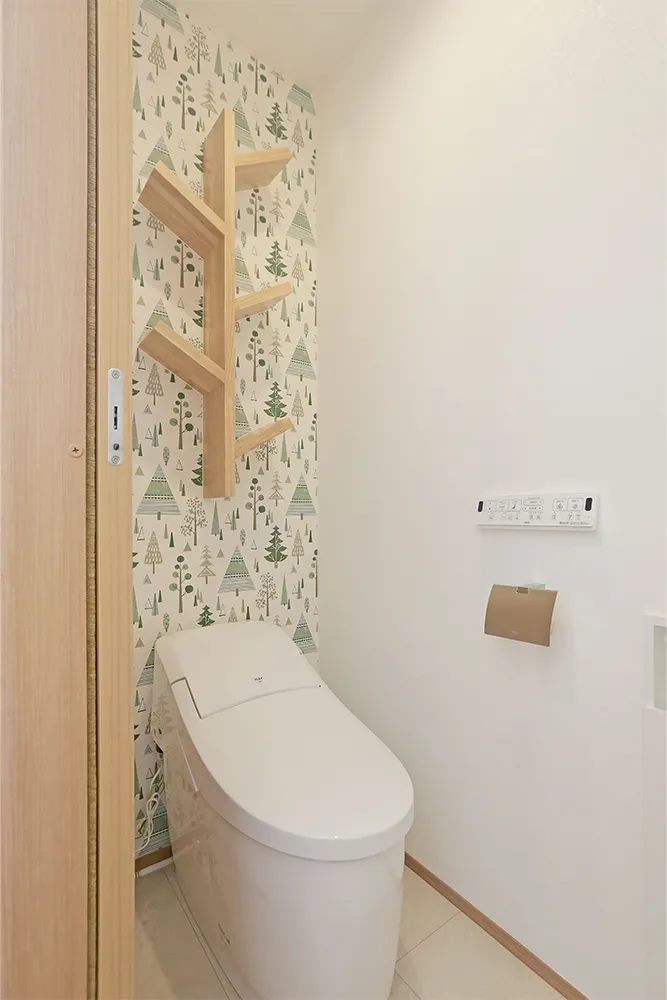 木目と造作にこだわった三角屋根の家