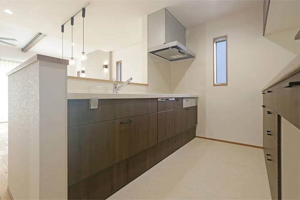 木目と造作にこだわった三角屋根の家