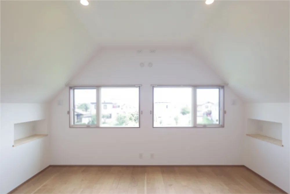 木目と造作にこだわった三角屋根の家