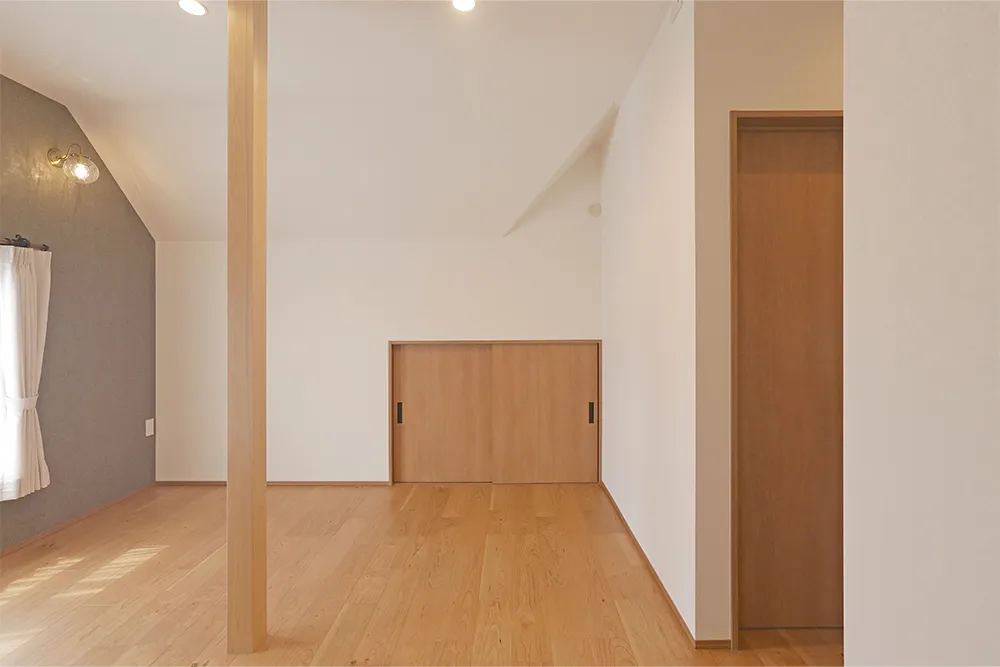 木目と造作にこだわった三角屋根の家